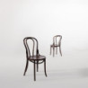 Bistrostühle aus gebogenem Holz mit Nussbaum-Finish. Charme und Komfort für Ihr Restaurant.