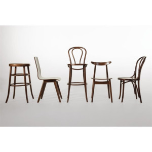 Bistrostühle aus gebogenem Holz mit Nussbaum-Finish. Charme und Komfort für Ihr Restaurant.