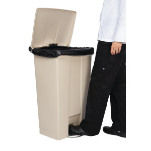 Beiger Pedalbehälter 87L Rubbermaid Step-On: Haltbarkeit und Hygiene