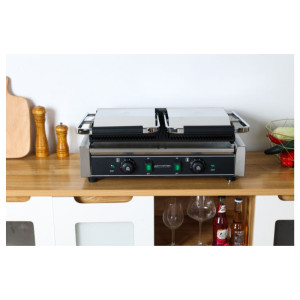 Doppelkontaktgrill mit gerillten Platten