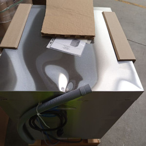 Professioneller Geschirrspüler mit Klarspüler- und Reinigungsmittelspender - 50 x 50 cm