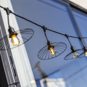 Guirlande Lichtslinger Buiten met Stalen Lampenkap en Filamentlamp - Chic Cage Light - Lumisky