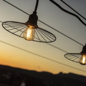 Guirlande Lichtslinger Buiten met Stalen Lampenkap en Filamentlamp - Chic Cage Light - Lumisky